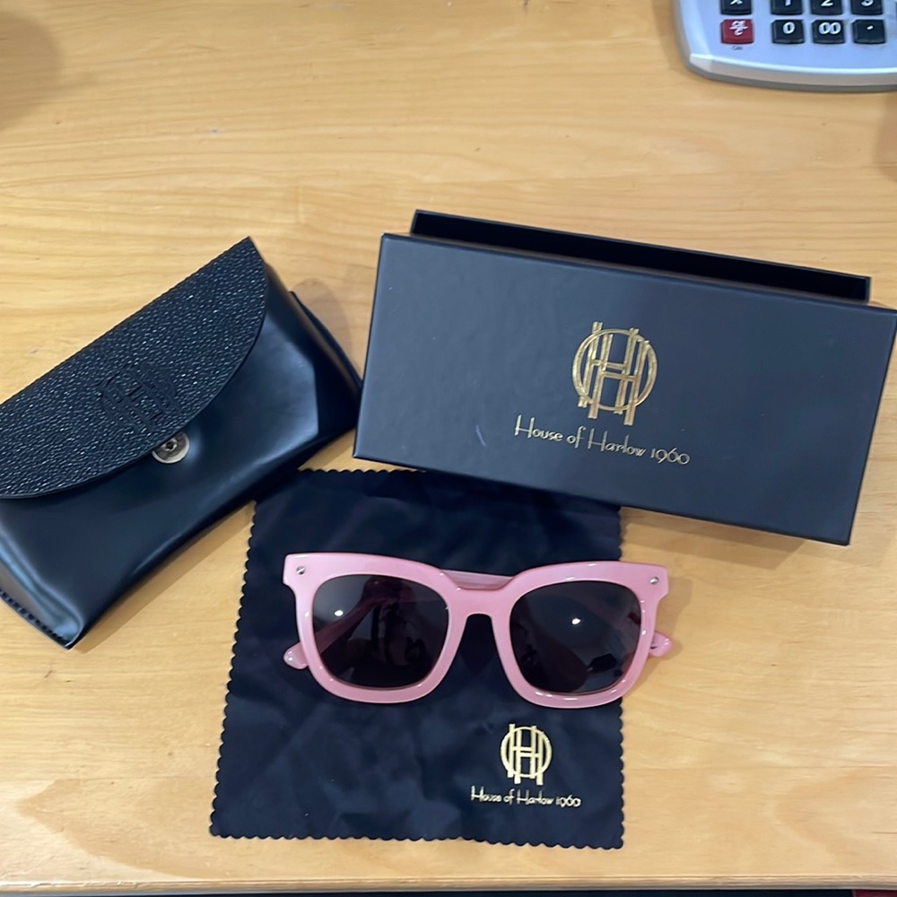 House of Harlow 1960 women’s Pink Sunglasses. Brand new. Never worn!